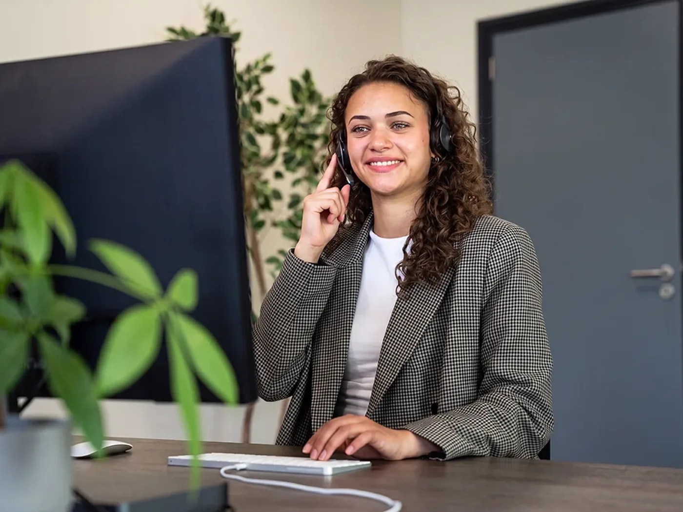Medewerker met headset neemt een spoedmelding aan
